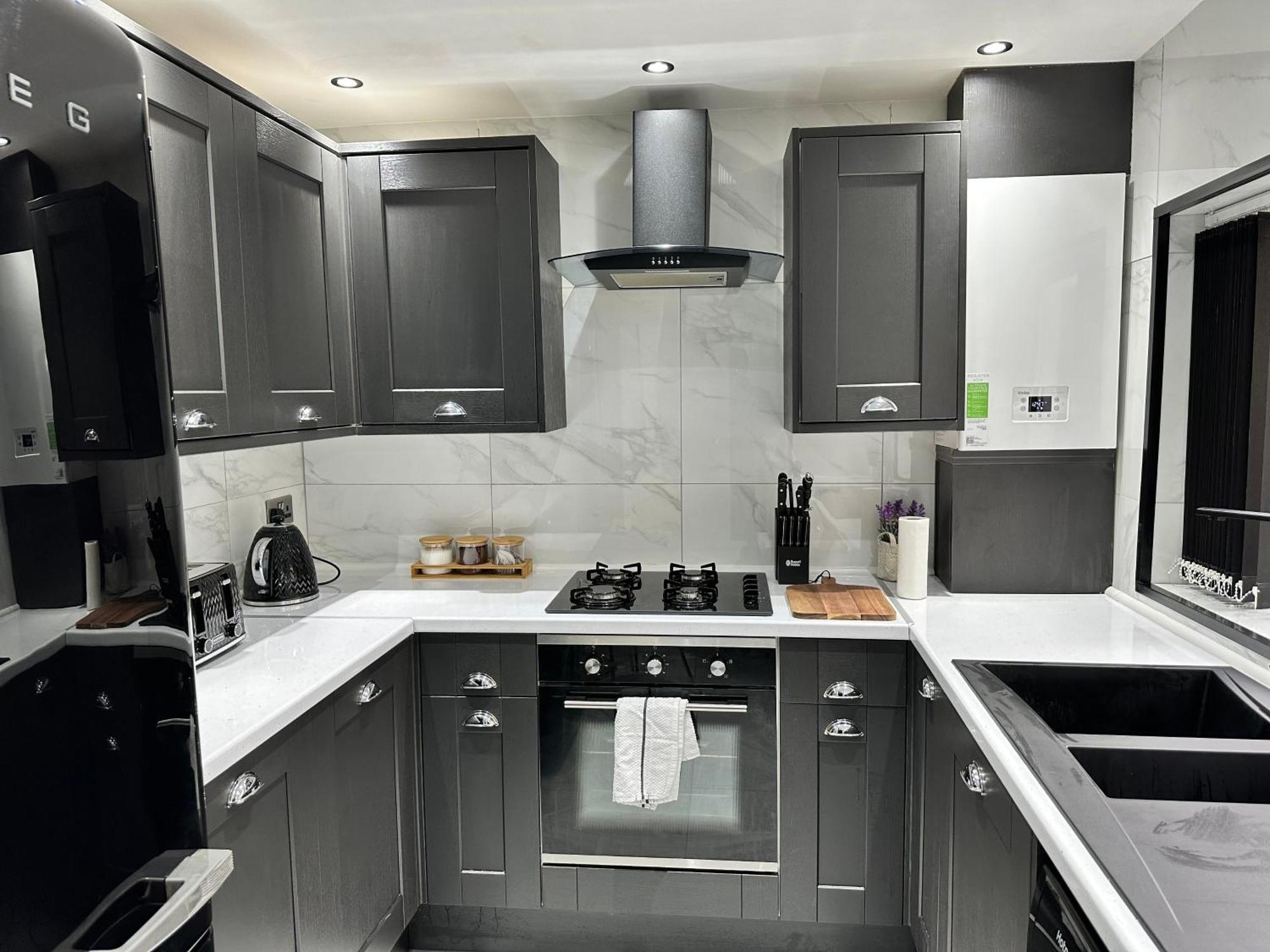 4 Bed 4 Bath House With Free Parking, 5 Mins To Lfc And 15 Mins To City Centre 리버풀 외부 사진