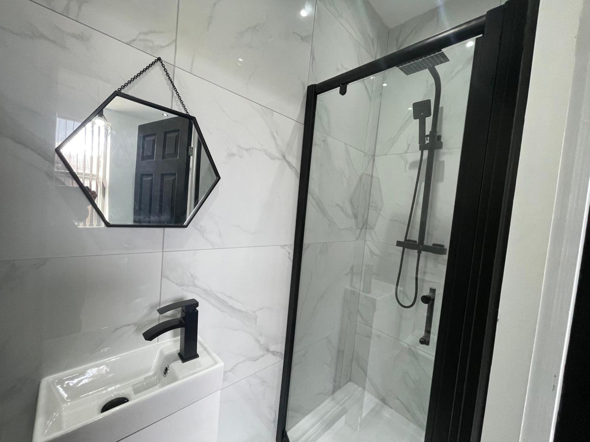 4 Bed 4 Bath House With Free Parking, 5 Mins To Lfc And 15 Mins To City Centre 리버풀 외부 사진